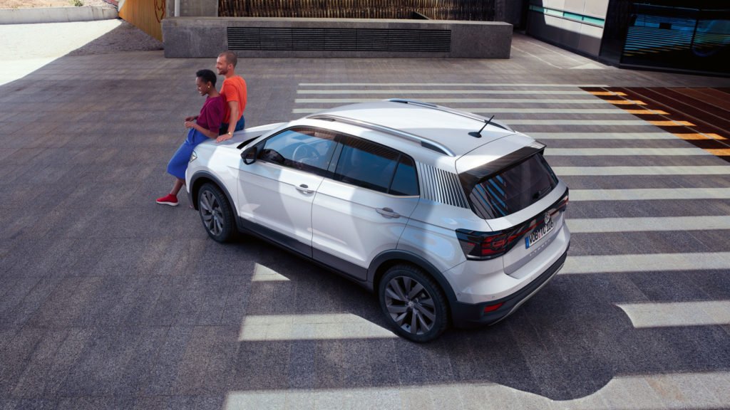 El nuevo VW Volkswagen T-Cross en la ciudad El nuevo VW Volkswagen T-Cross en la ciudad paso de peatones