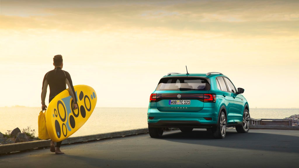 Trasera nuevo VW Volkswagen T-Cross Foto Trasera nuevo VW Volkswagen T-Cross y deportista